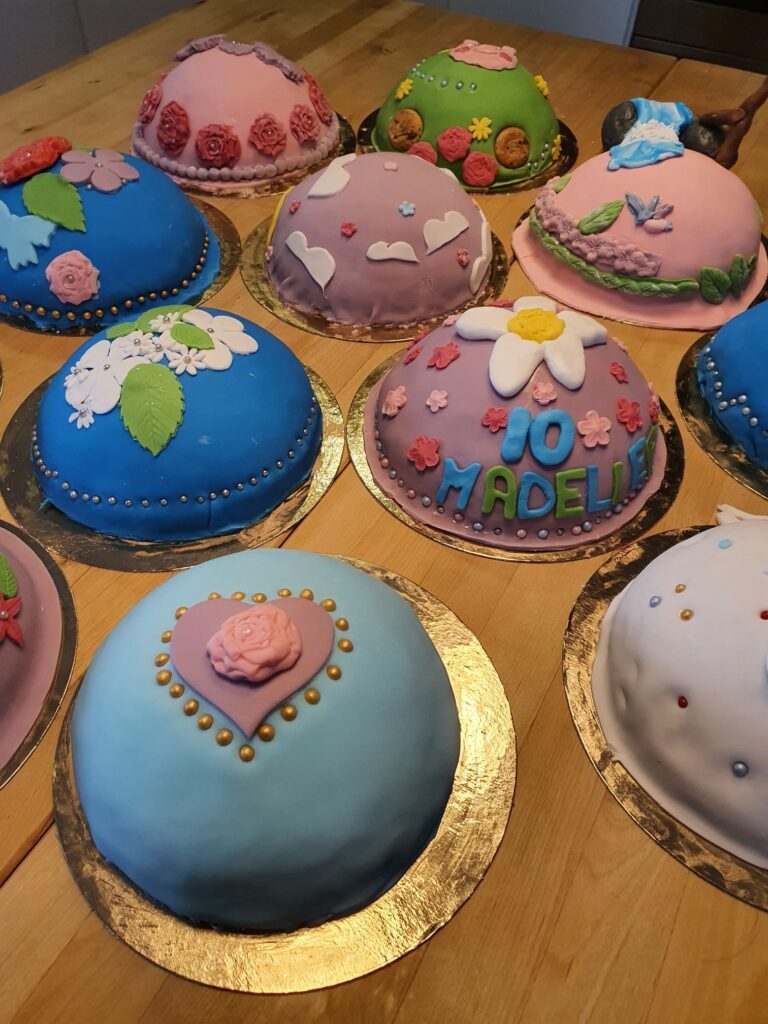 Boltaartjes in blauw, roze en paarstinten gemaakt door kinderen tijdens een kinderfeestje boltaart bij Bij Roos op de Thee in Kampen