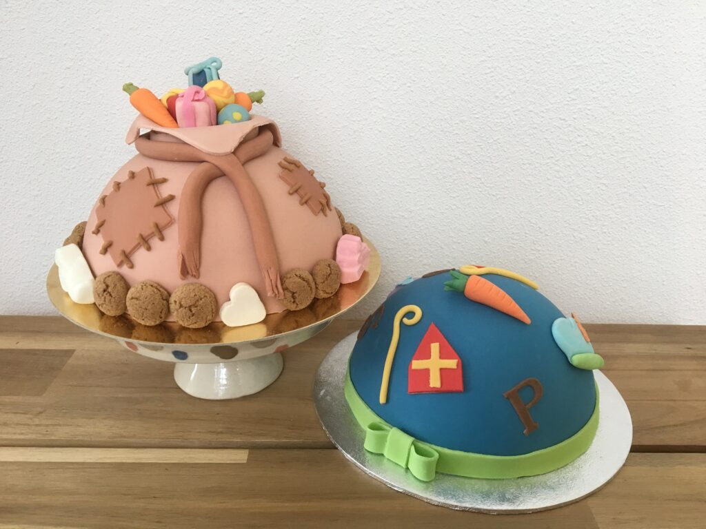 Sinterklaas boltaartjes, zak van SInterklaas en taartje met Sinterklaas versiering: mijter, staf, wortel, pietenmuts. Als voorbeeld voor de workshop op 1 december in Kampen.