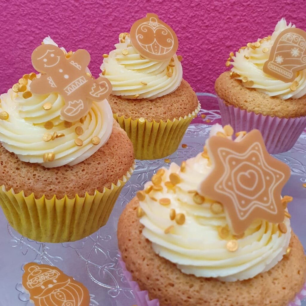 Cupcakes met witte chocolade botercrème en Kerst chocolaatjes